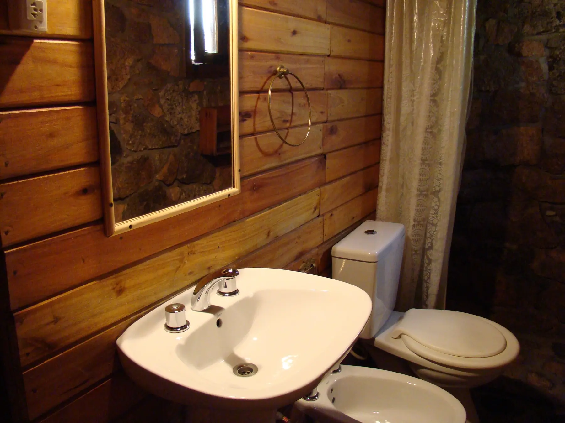 Exterior de cabañas con parque y áreas verdes