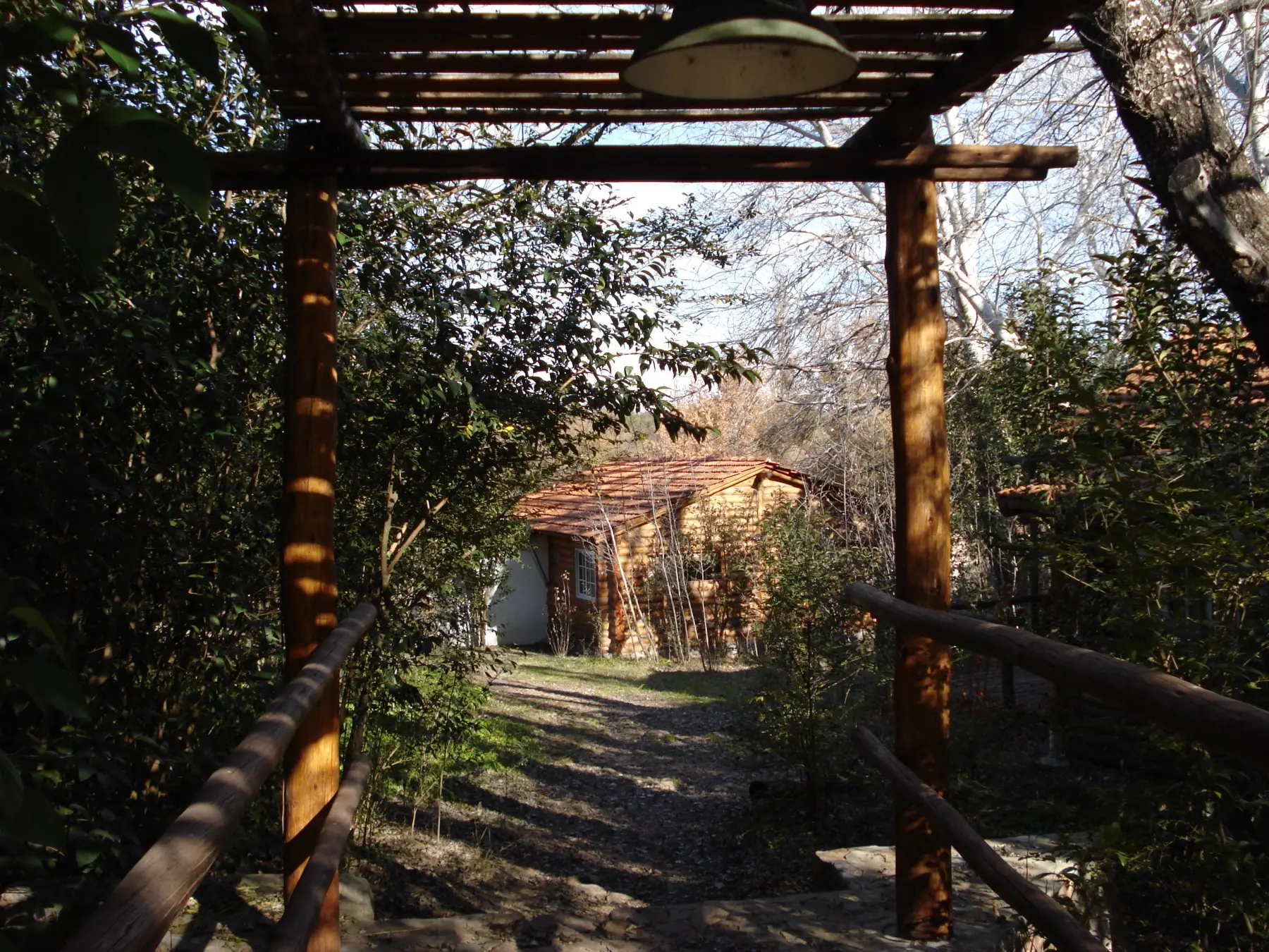 Exterior de cabañas con parque y áreas verdes